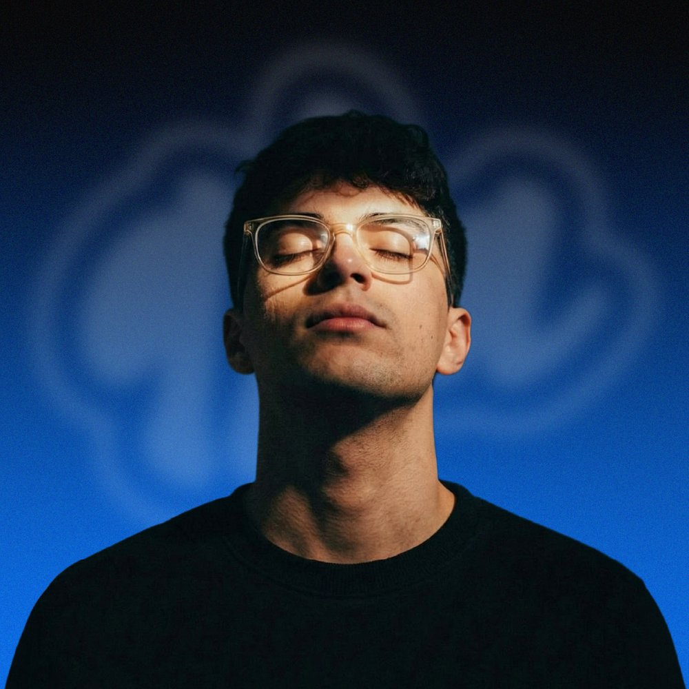 Retrato de Facundo con los ojos cerrados sobre fondo azul