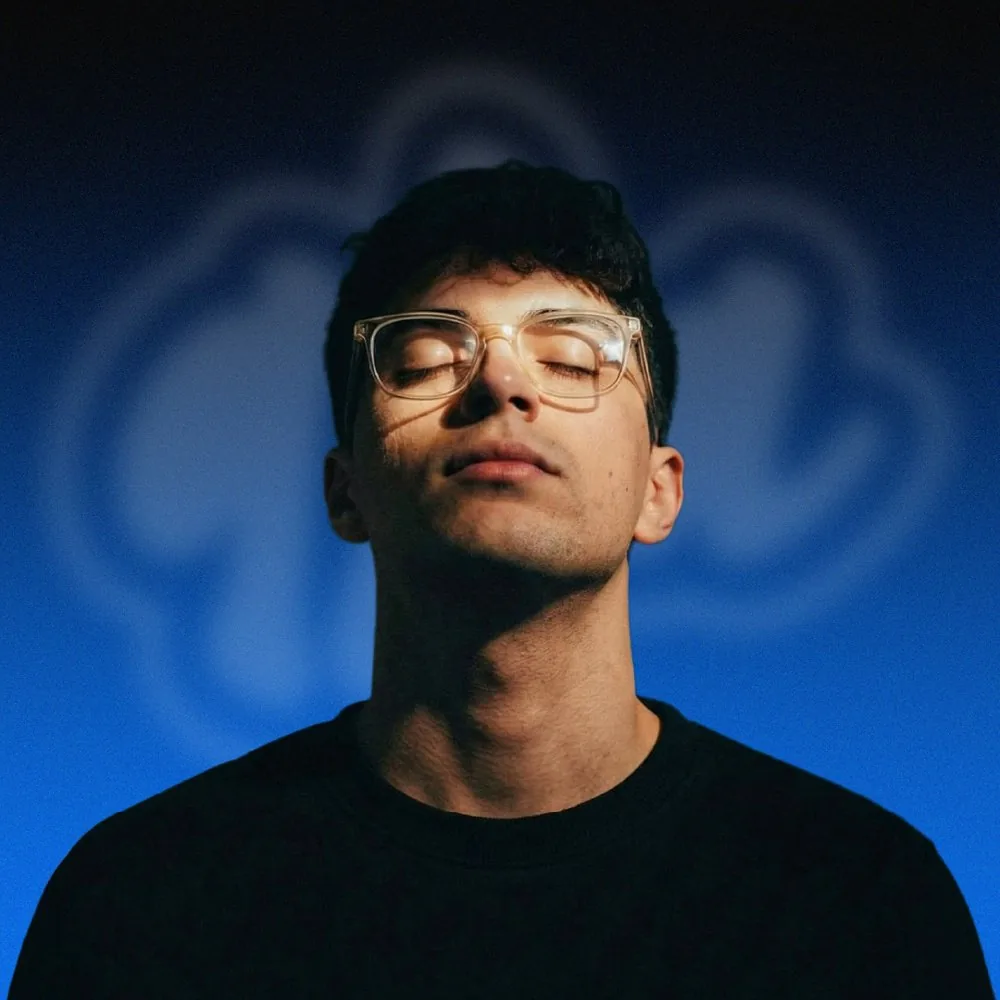 Retrato de Facundo con los ojos cerrados sobre fondo azul