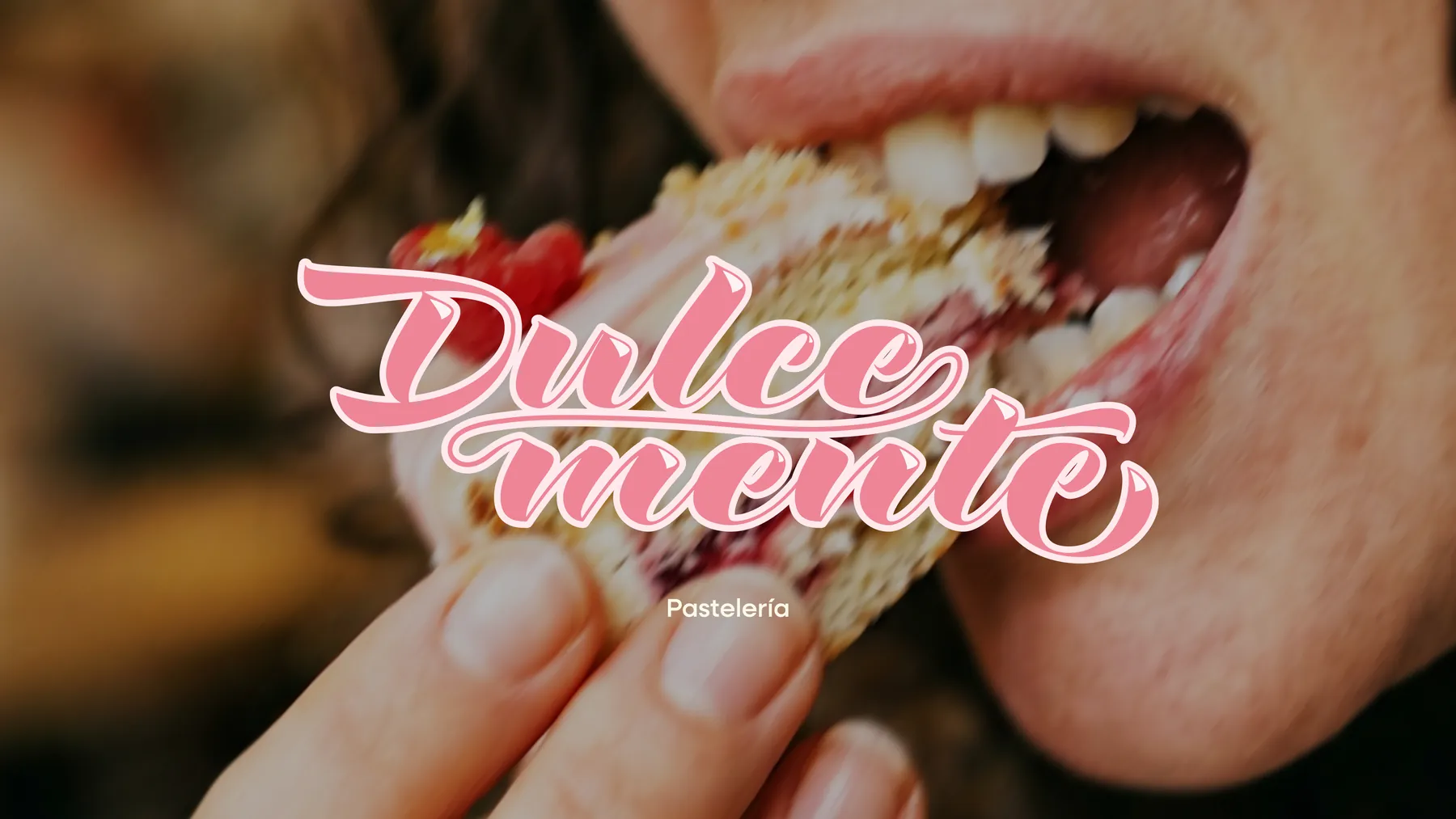 Logo de Dulcemente sobre una foto de pastelería
